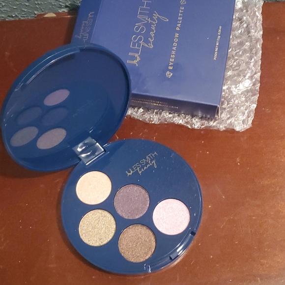 Brand new eyeshadow palette - Picture 2 of 3